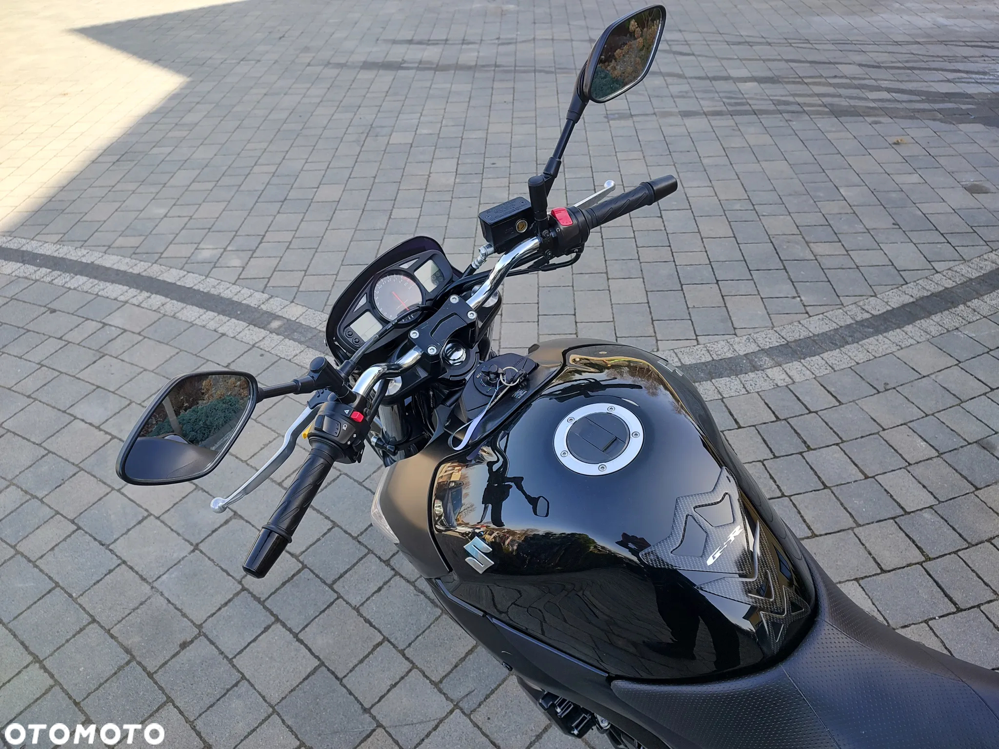 Suzuki GSR - 12