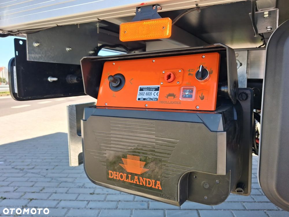 Isuzu M27H kontener z windą - 11