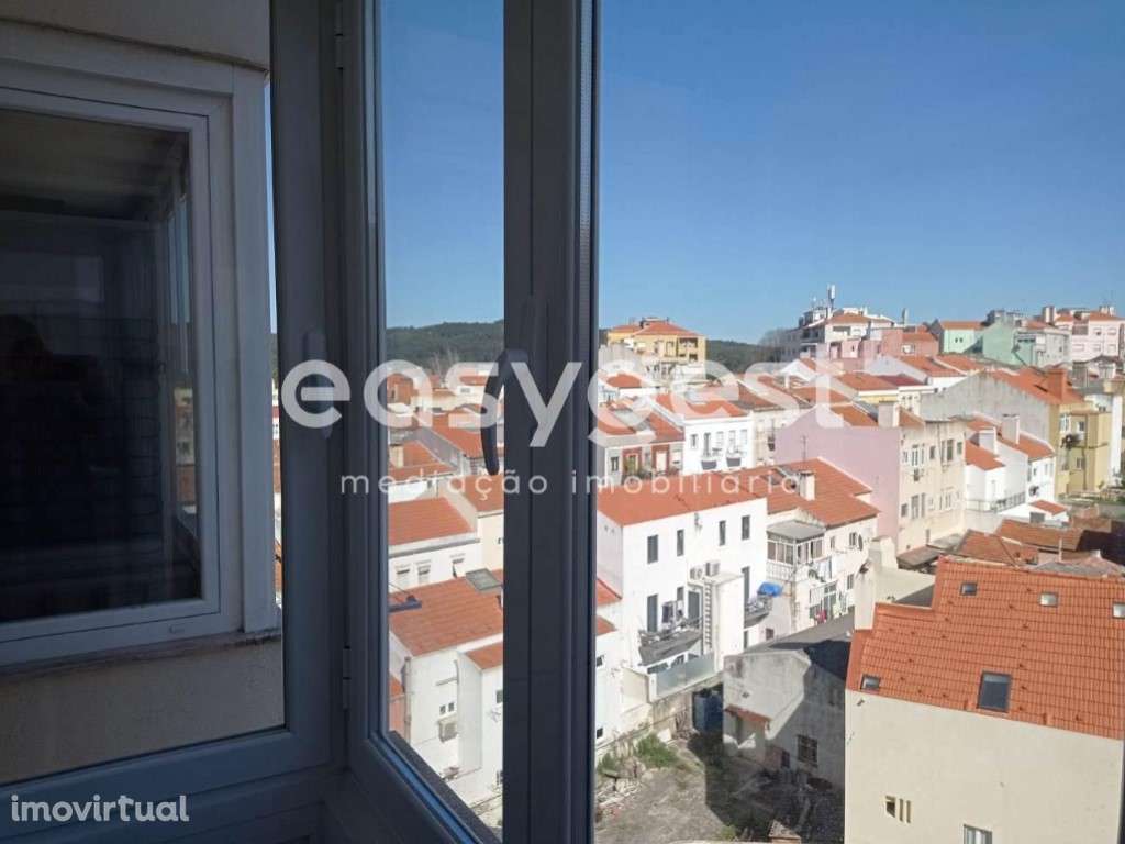 Apartamento T3 convertido em T2 remodelado em Campo de Ourique - Grande imagem: 2/14