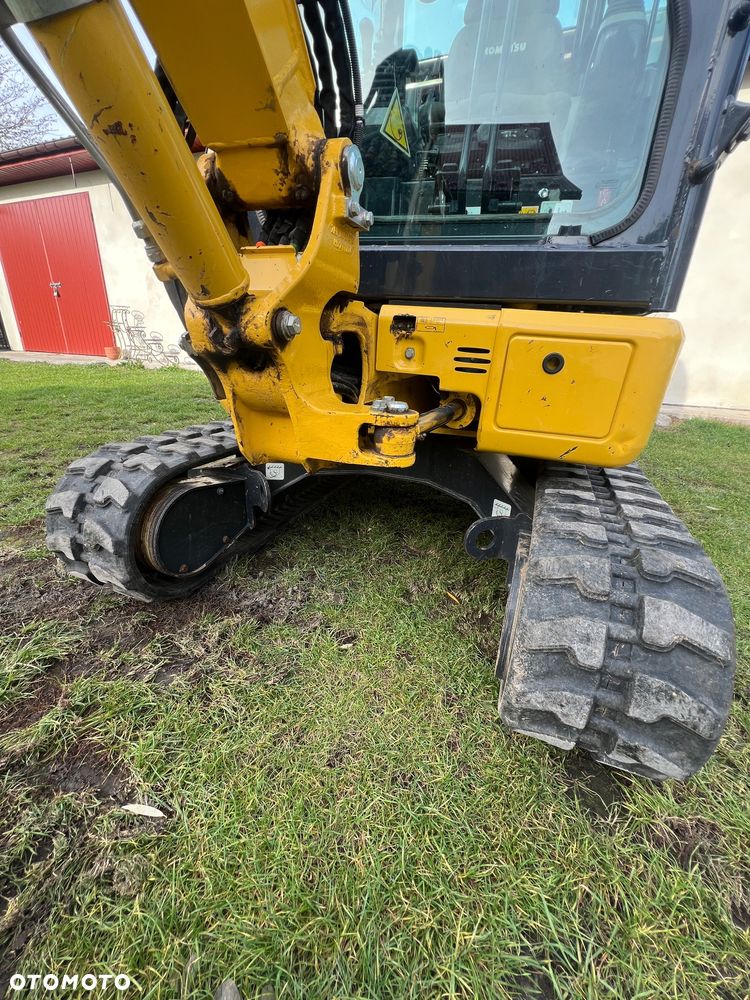 Komatsu PC26MR-5 - 11
