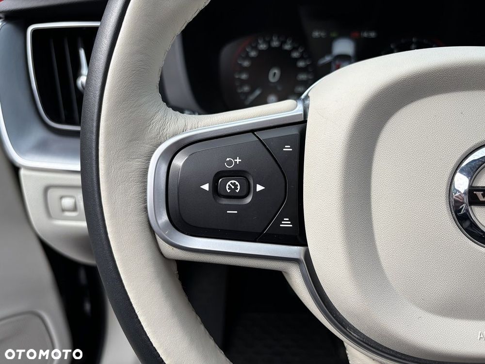 Volvo XC 60 T5 AWD Momentum Pro - 9