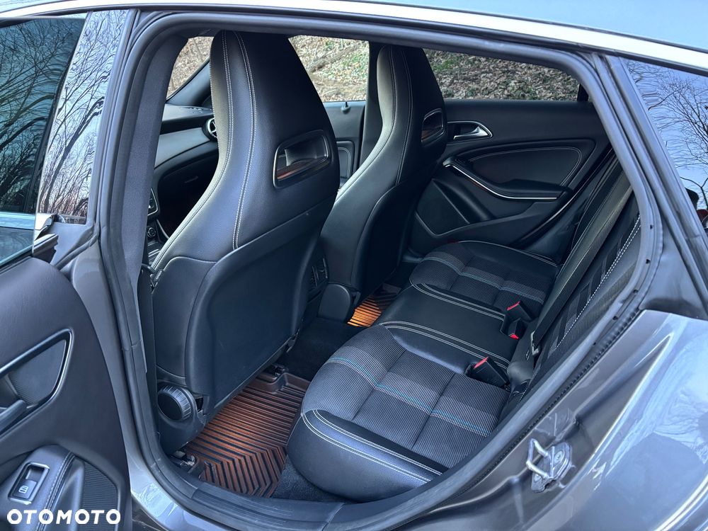 Mercedes-Benz CLA 180 7G-DCT UrbanStyle Edition - 18