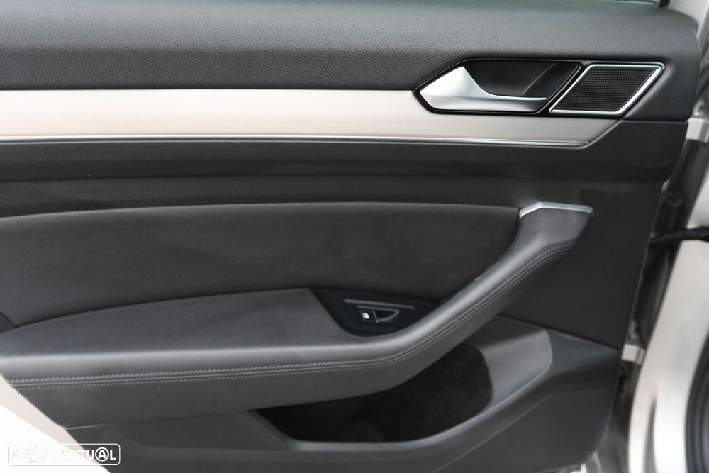 VW Passat Variant 2.0 TDI Highline - 22