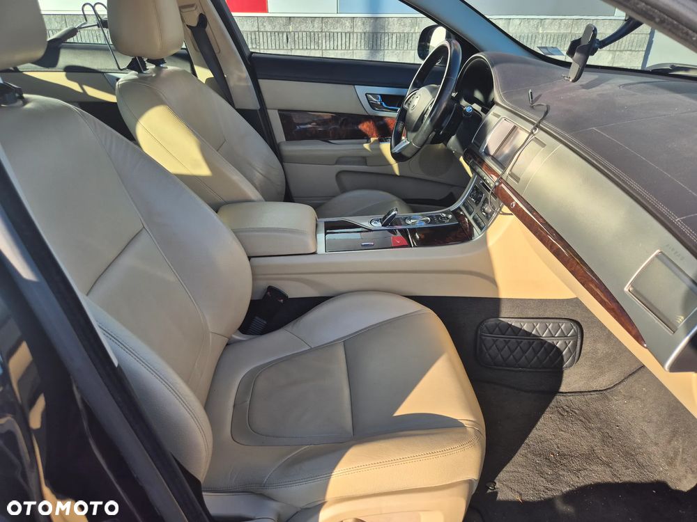 Jaguar XF 2.2 D - 20