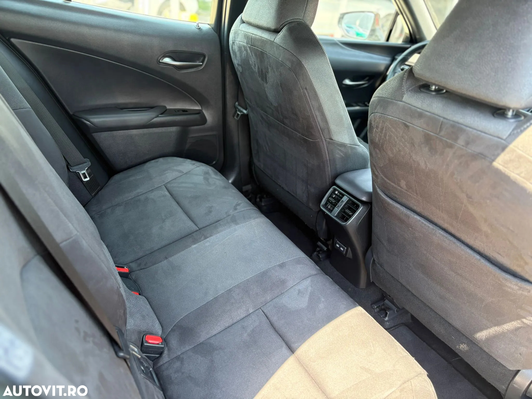 Lexus UX 250h 2.0L HEV 20H- (178 HP) 4X2 CVT Business - 29