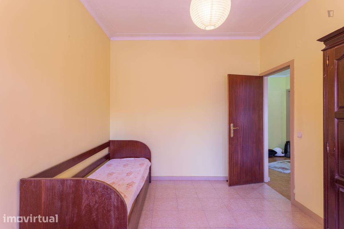 Quarto - localizado em Paranhos Porto - Grande imagem: 3/14