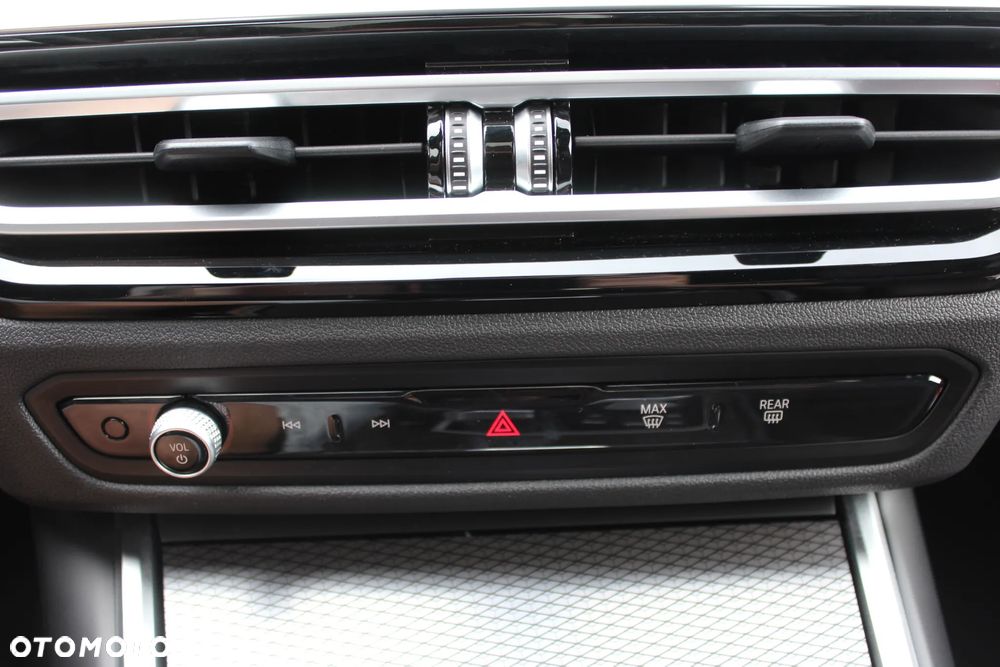BMW Seria 3 330i xDrive M Sport - 27