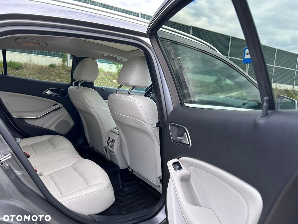 Mercedes-Benz GLA 250 4Matic 7G-DCT UrbanStyle Edition - 18