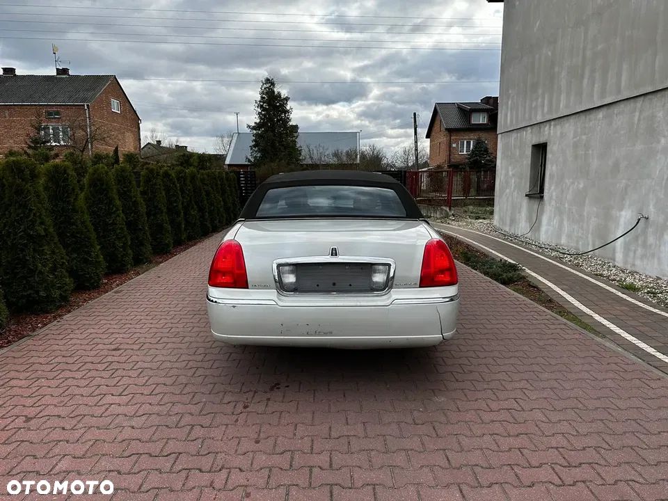Lincoln Town Car - 6