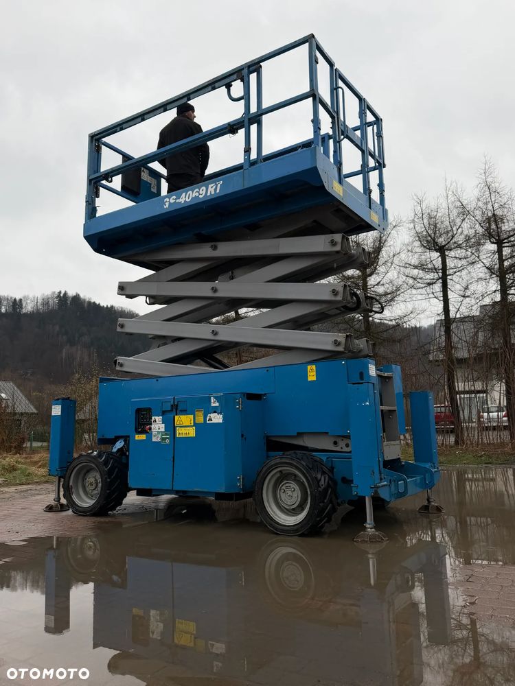 Genie Zwyżka Terenowa GS-4069RT Podnośnik Nożycowy Dźwig 14,5 metra jak Nowa z salonu! 960 mtg. 2013 rok, Pochodzi z Norweskiego urzędu Komuny. Zadbana! 4x4 Silnik Kubota. Zero Luzów i wycieków. Aktualne Serwisy DEKRA BMWT. Wysuwany Balkon. Sterowana z dołu i góry. Okazja Tanio !! Dokumentacja! Bez DPF, adBLUE - 3