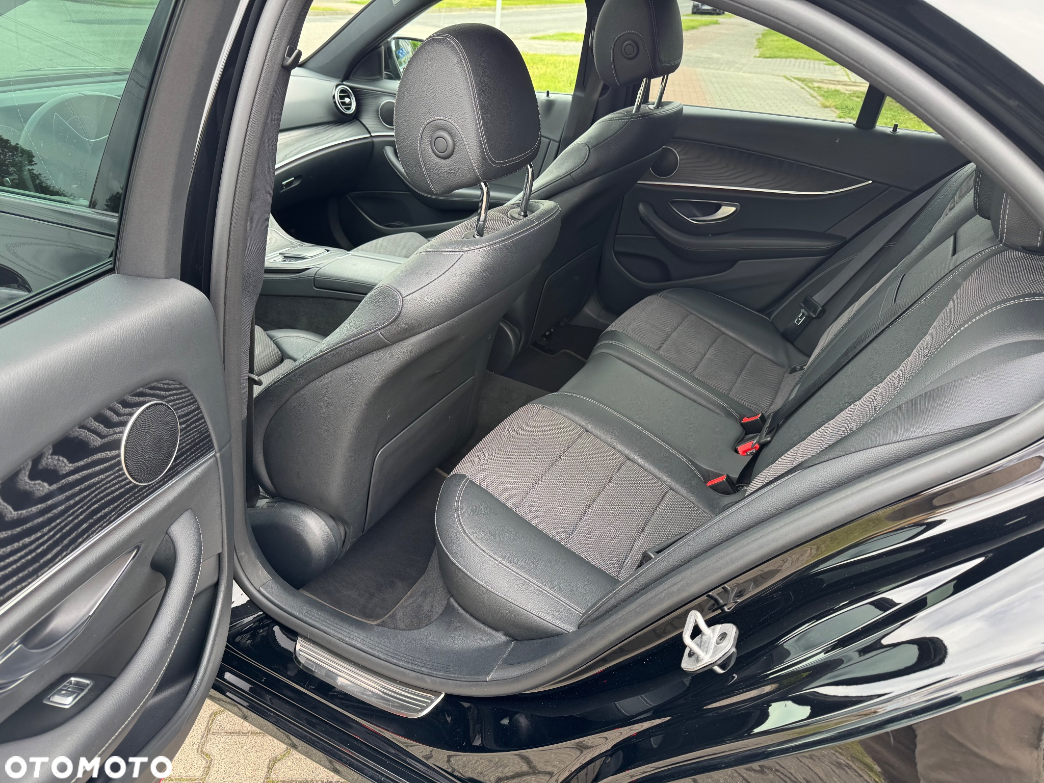 Mercedes-Benz Klasa E 220 d 4Matic T 9G-TRONIC Avantgarde - 25