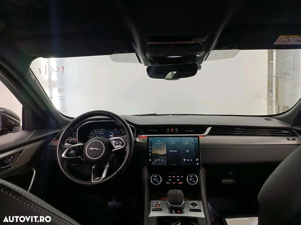 Jaguar F-Pace - 8