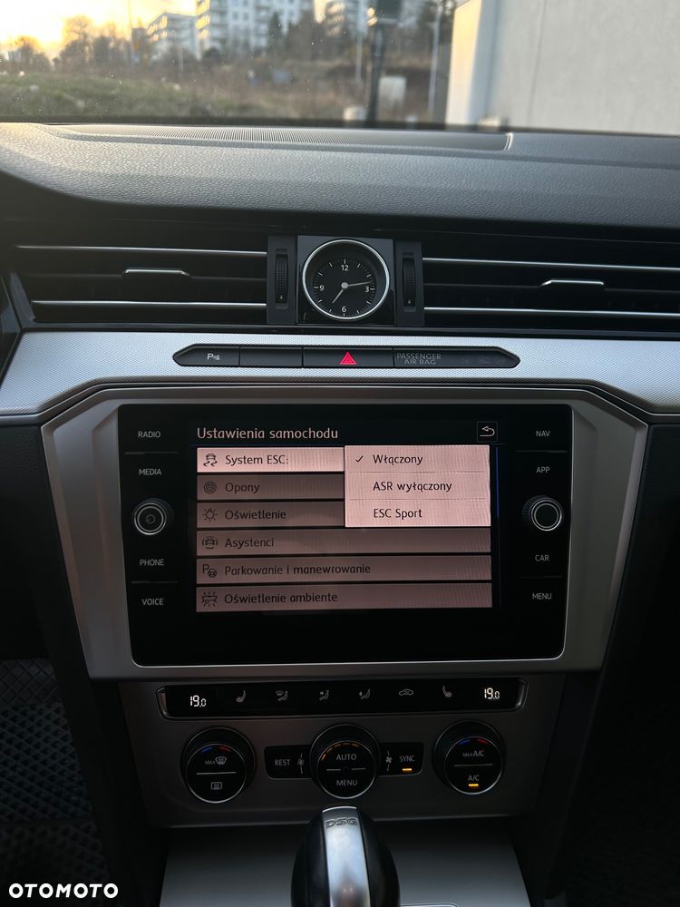 Volkswagen Passat 2.0 TDI SCR DSG Comfortline - 24