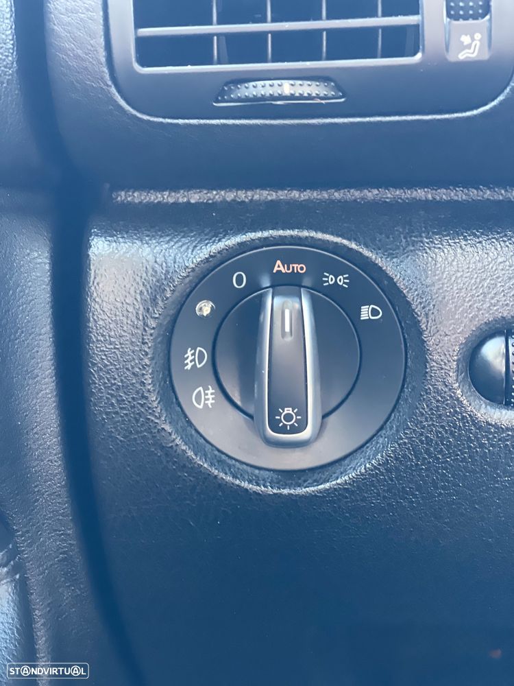 VW Passat 1.9 TDi Highline - 17