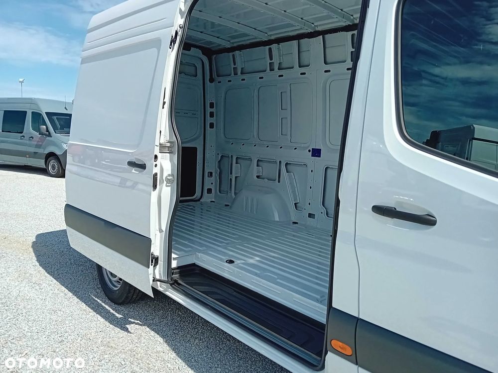 Mercedes-Benz Sprinter - 12