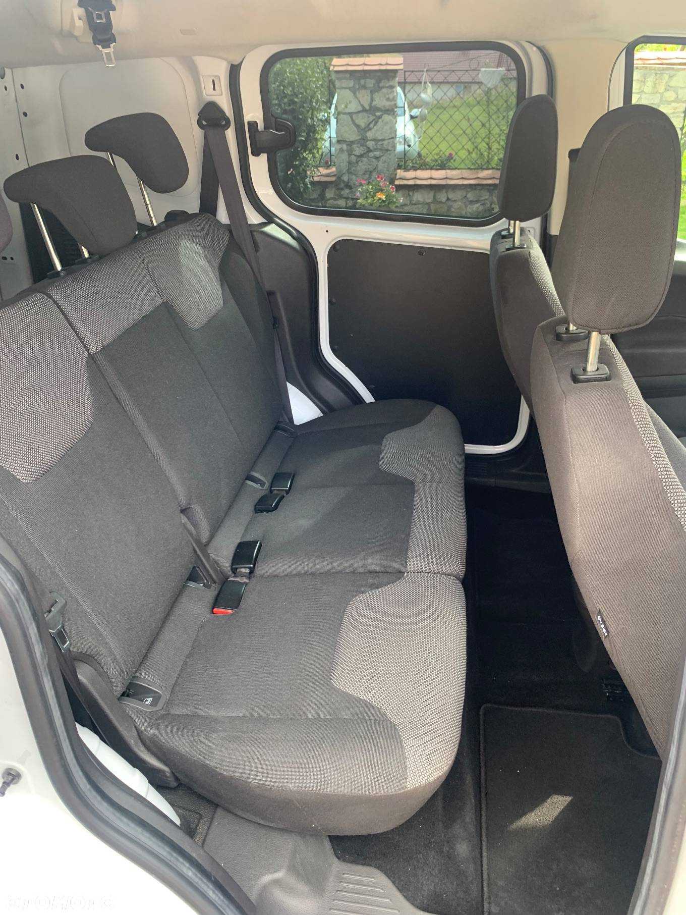 Ford Transit Courier - 11