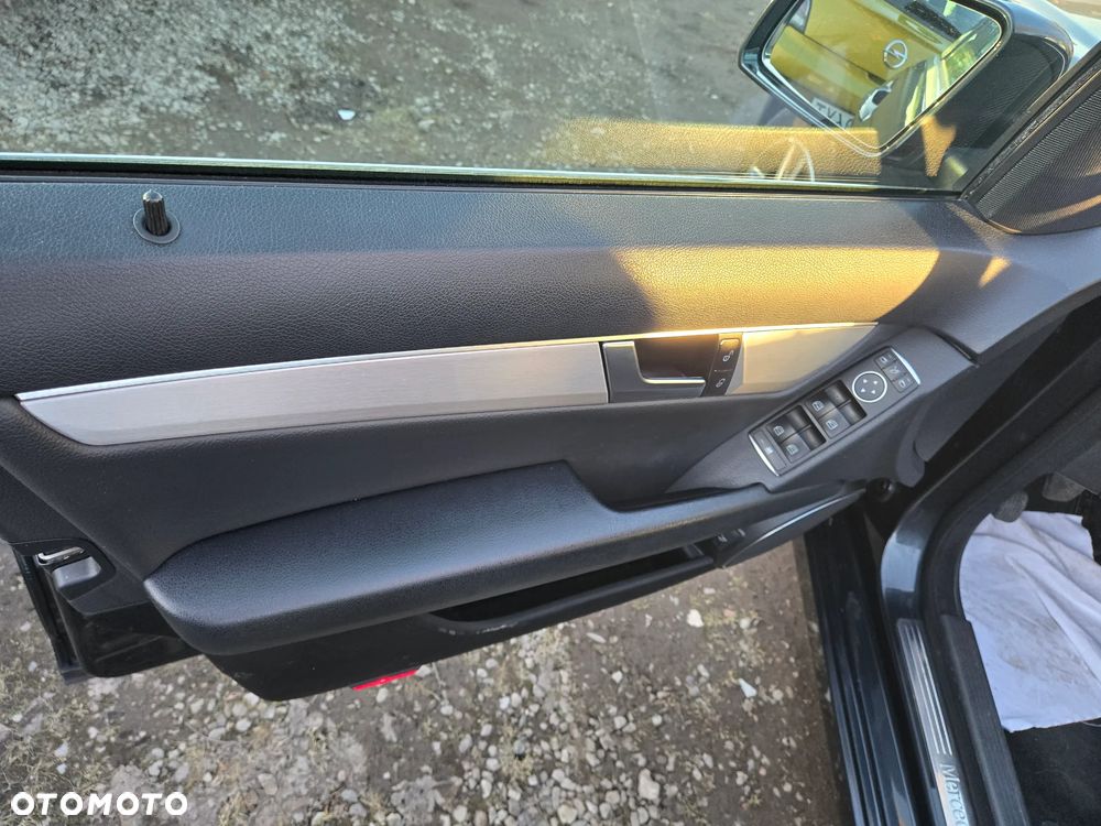 Mercedes-Benz Klasa C 200 CDI DPF (BlueEFFICIENCY) Elegance - 14