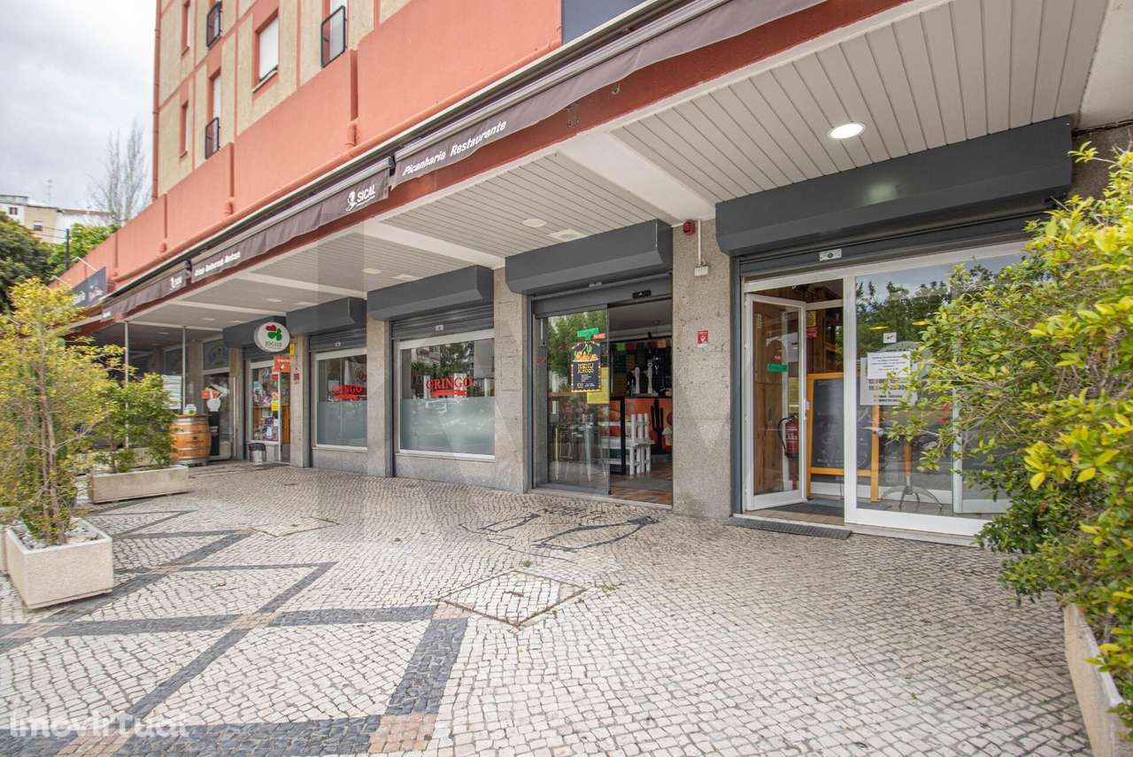 Oportunidade Única de Investimento – 3 Lojas com Restaurantes e Espaço - Grande imagem: 2/33