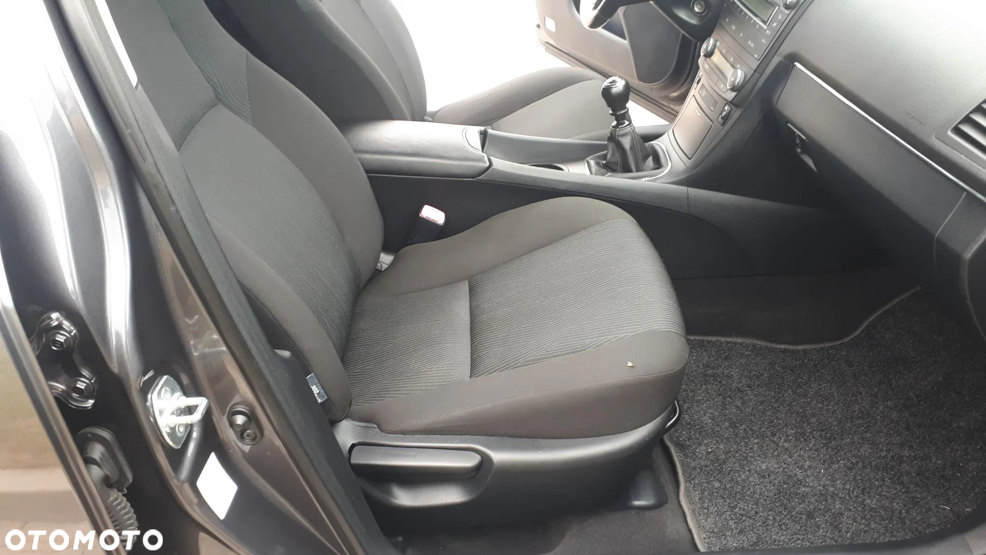 Toyota Avensis 1.6 Luna - 17