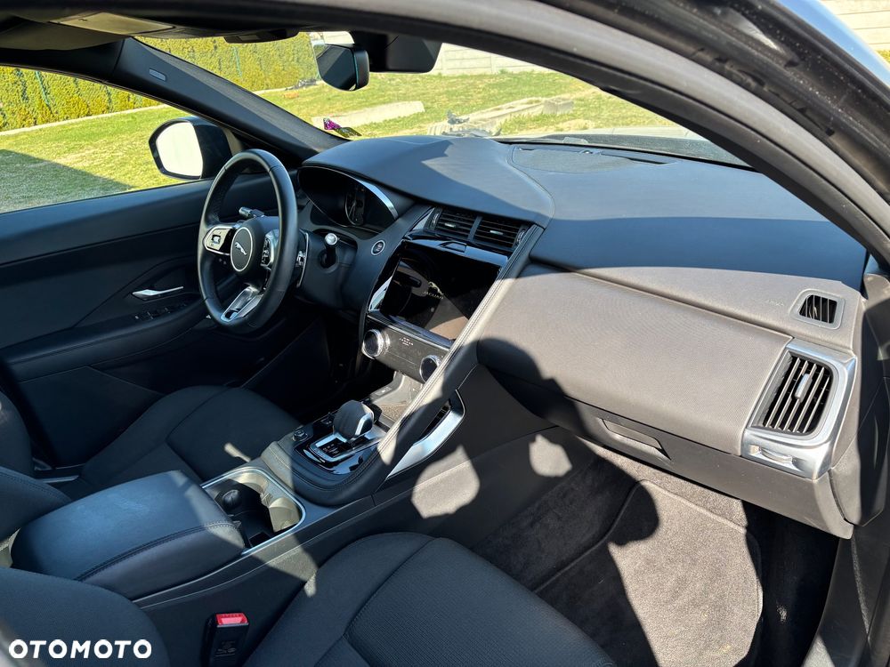 Jaguar E-Pace P160 R-Dynamic HSE - 11