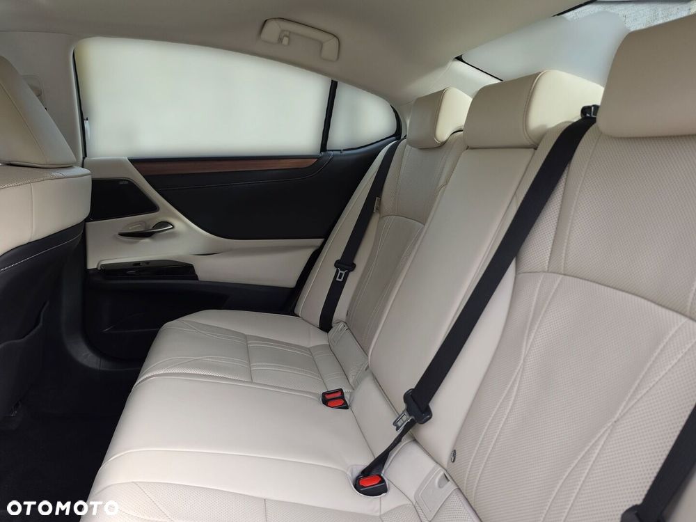 Lexus ES 300h Prestige - 32