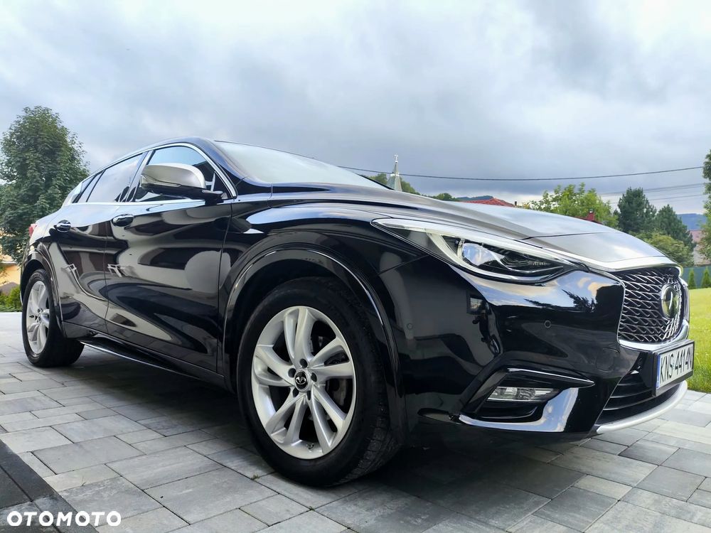 Infiniti Q30 1.5d Premium City Black - 3