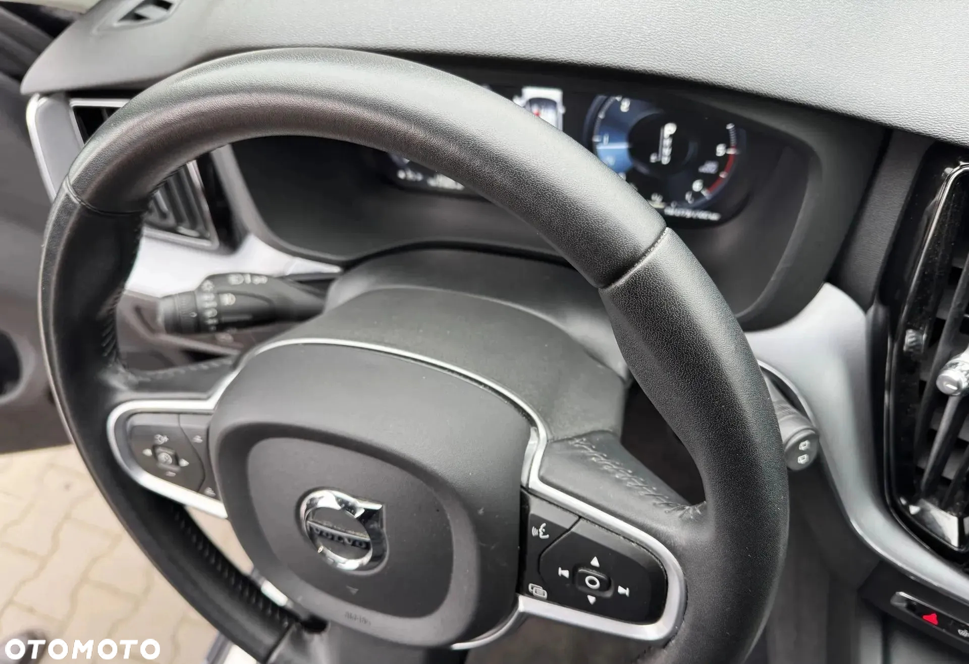 Volvo XC 60 D4 Momentum Pro - 29
