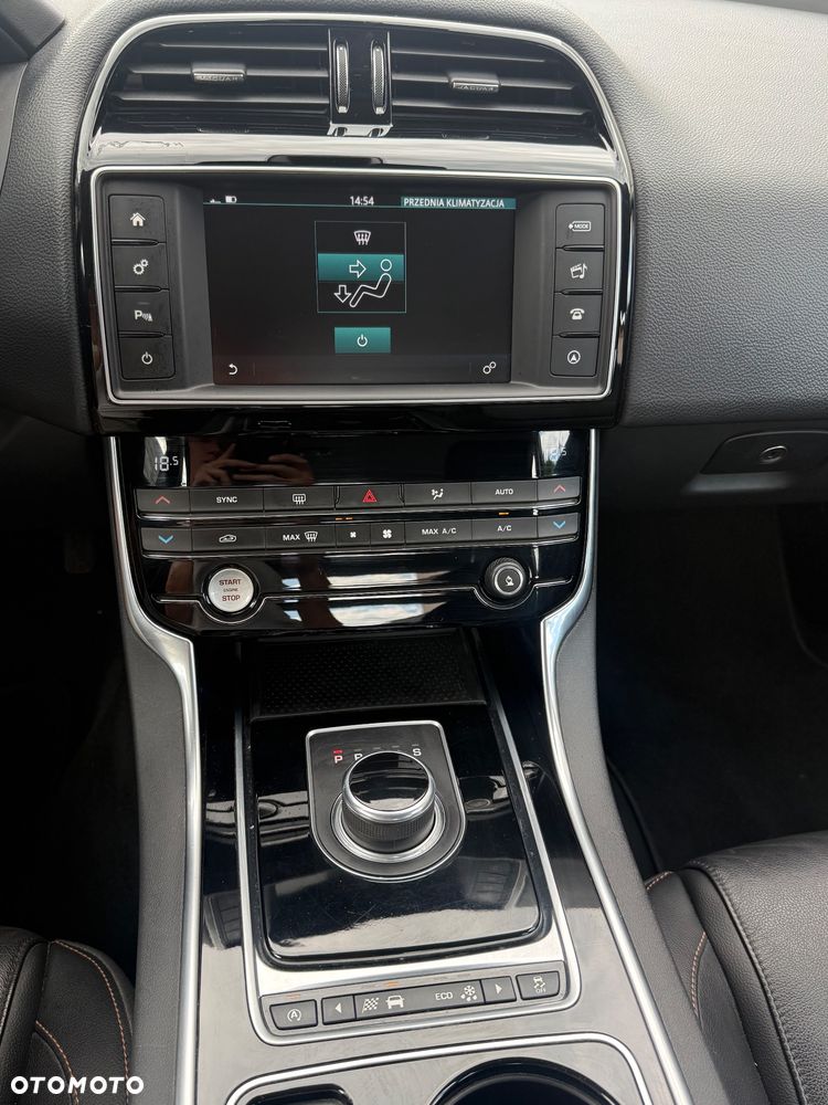 Jaguar XE 2.0 D Prestige - 16