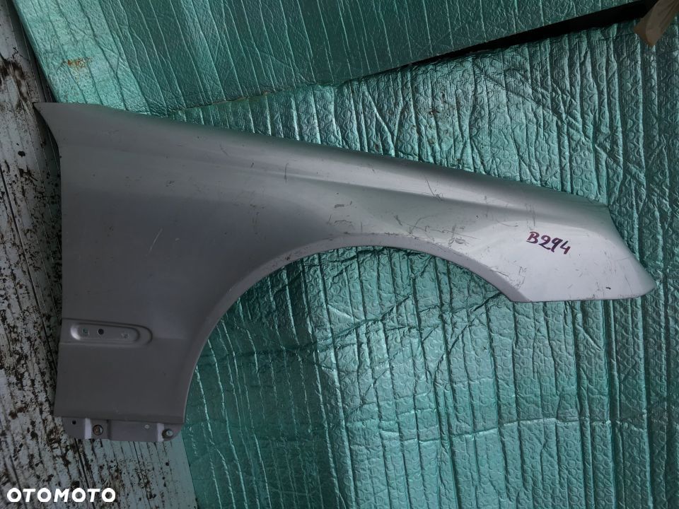 B294/F859/F860/F893/F920 Mercedes w203 prawy przedni błotnik - 1