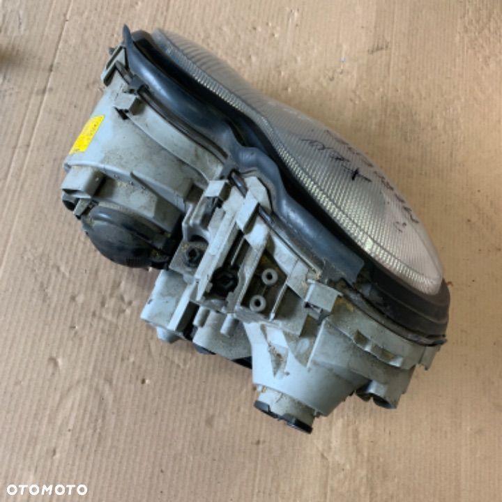 MERCEDES C 203 lampa xenon prawa europa uszkodzona - 7