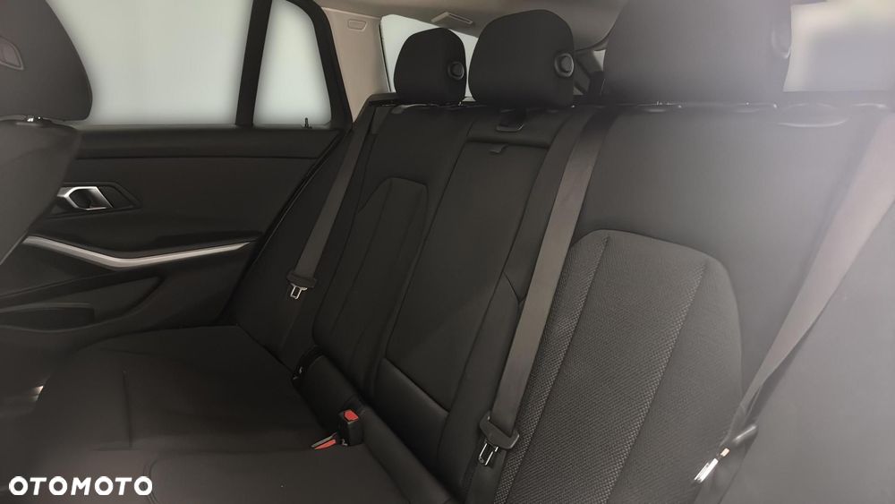 BMW Seria 3 318d MHEV - 17