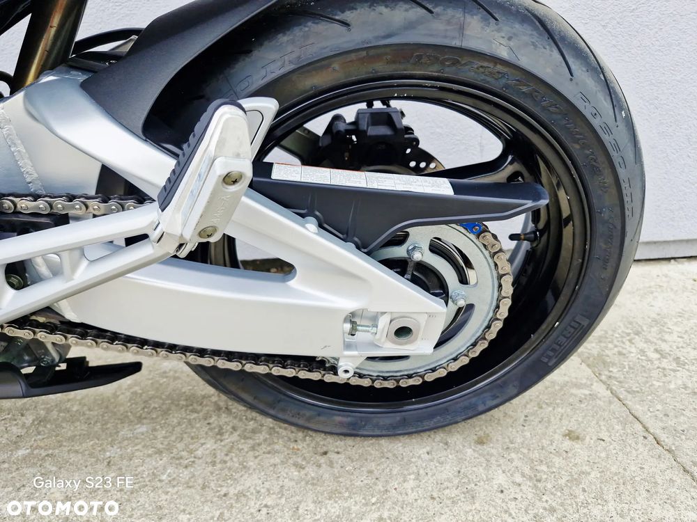 Suzuki GSR - 22