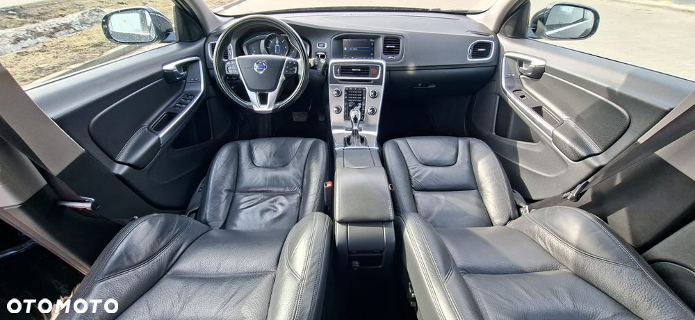 Volvo V60 D6 AWD Plug-in Hybrid Summum - 11