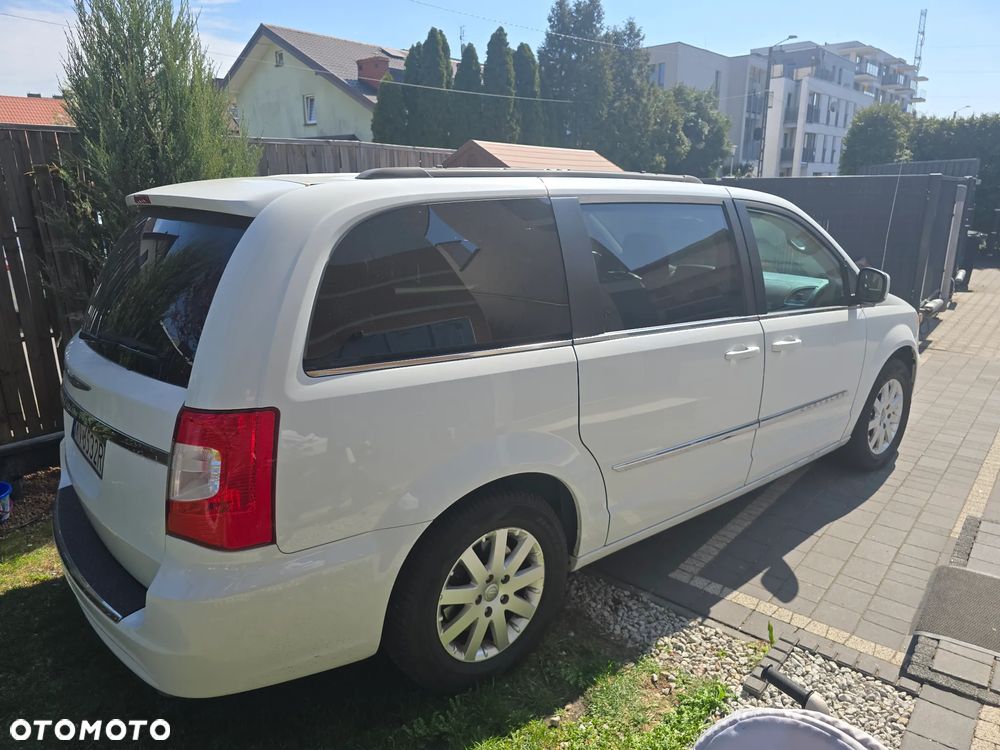 Chrysler Town & Country - 5