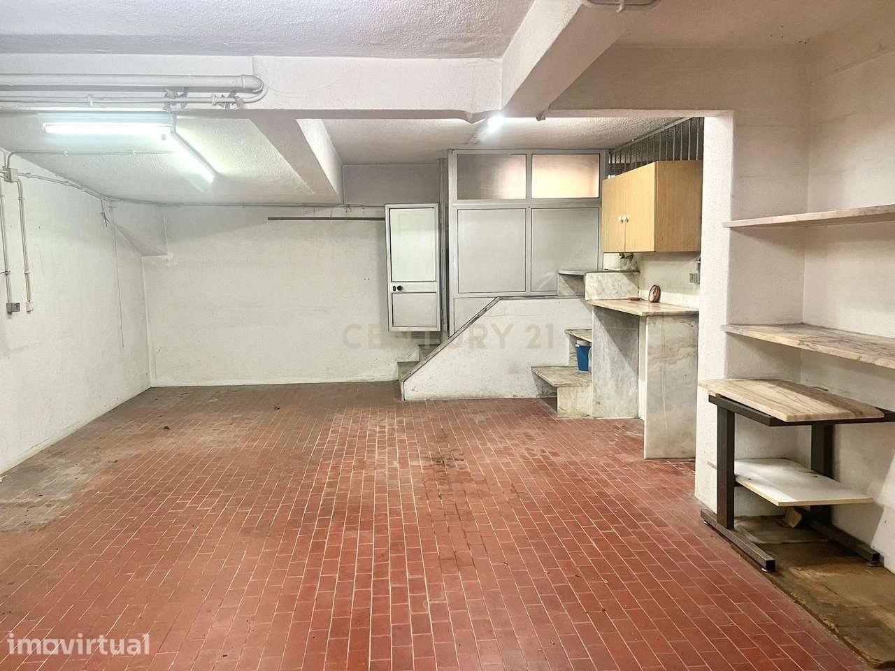 Garagem com wc e bancada cozinha Venteira - Rua Bernardim Ribeiro