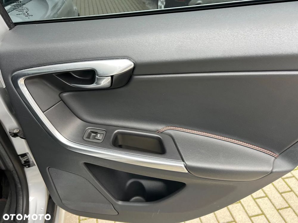 Volvo XC 60 D3 Drive-E Ocean Race - 12