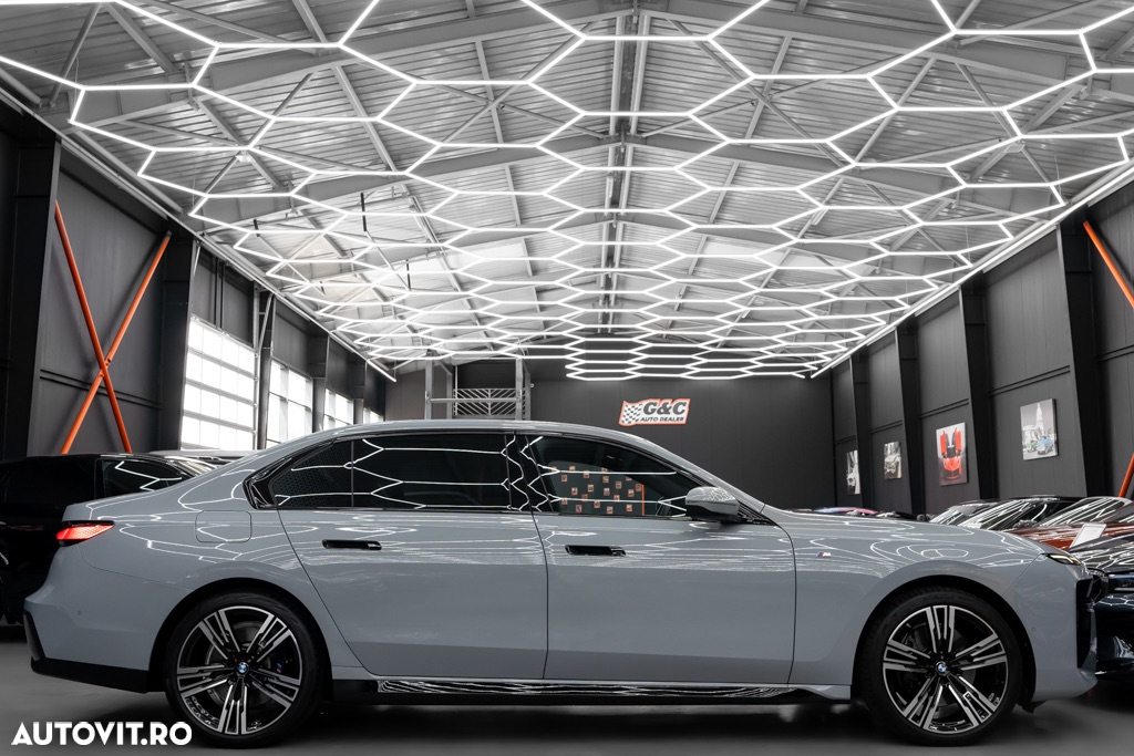BMW Seria 7 740d xDrive MHEV - 31
