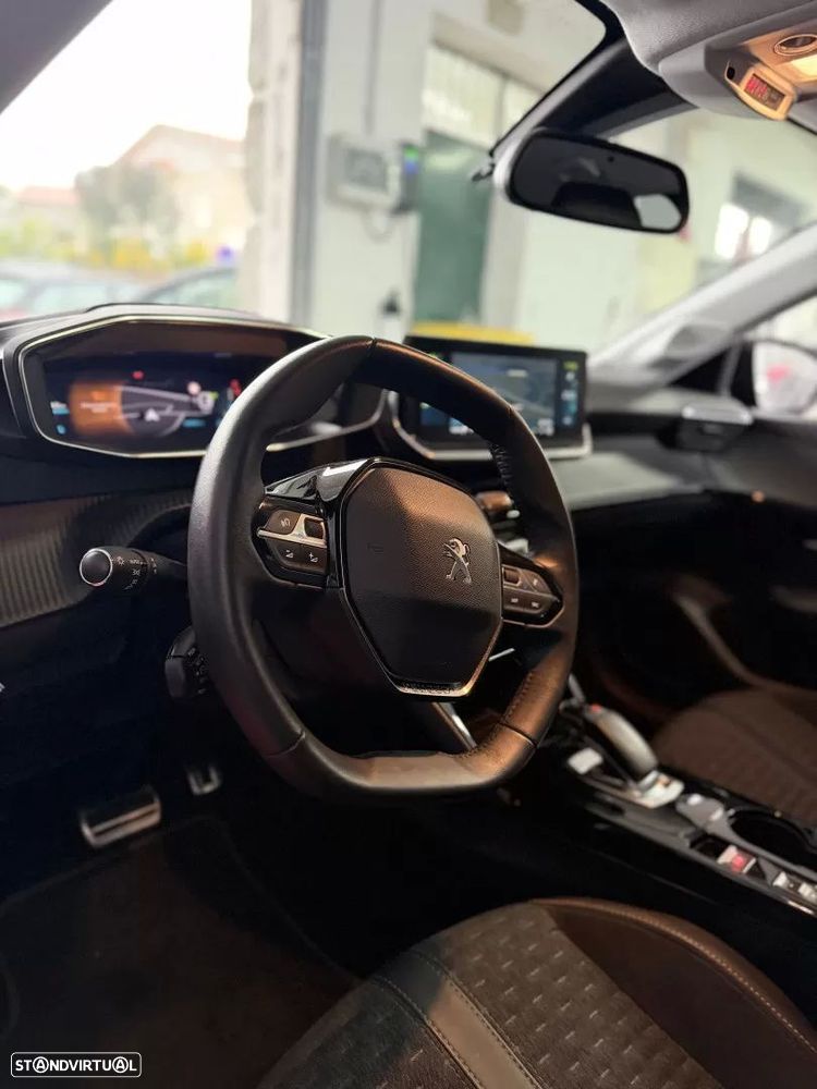 Peugeot e-208 Allure - 8