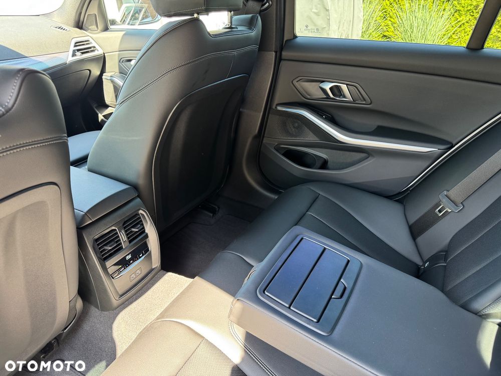 BMW Seria 3 320i M Sport - 17