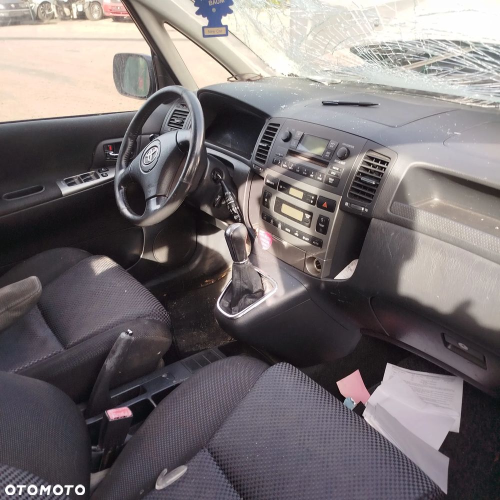 Toyota Corolla Verso  na części . - 4