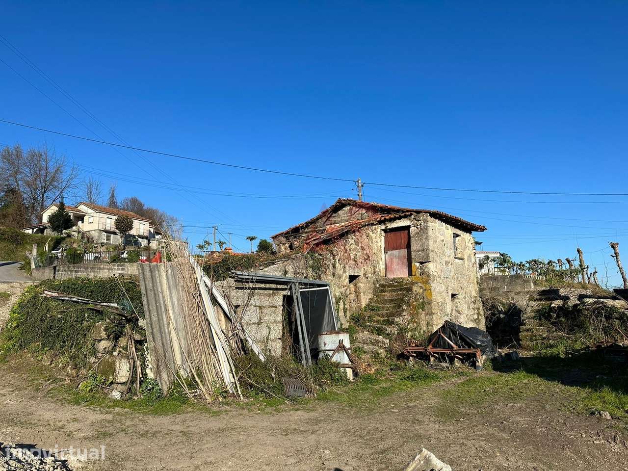Moradia T2 para restauro em São Faustino, Guimarães - Grande imagem: 4/17