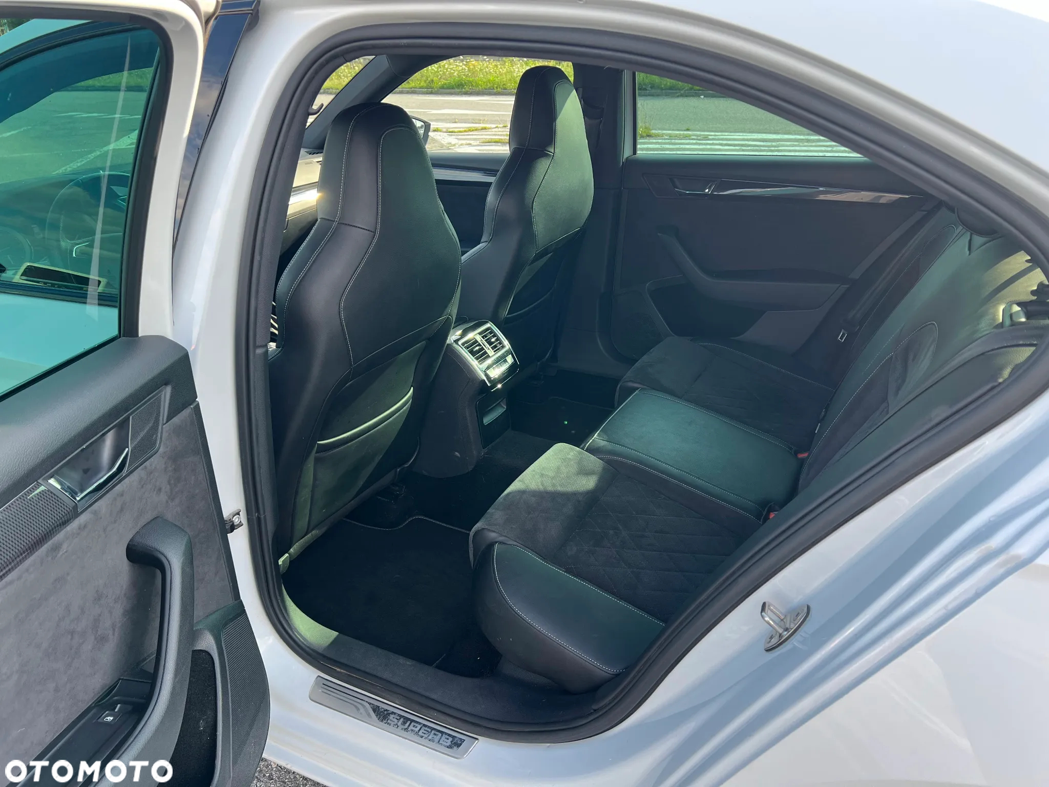 Skoda Superb 2.0 TDI Sportline DSG - 17