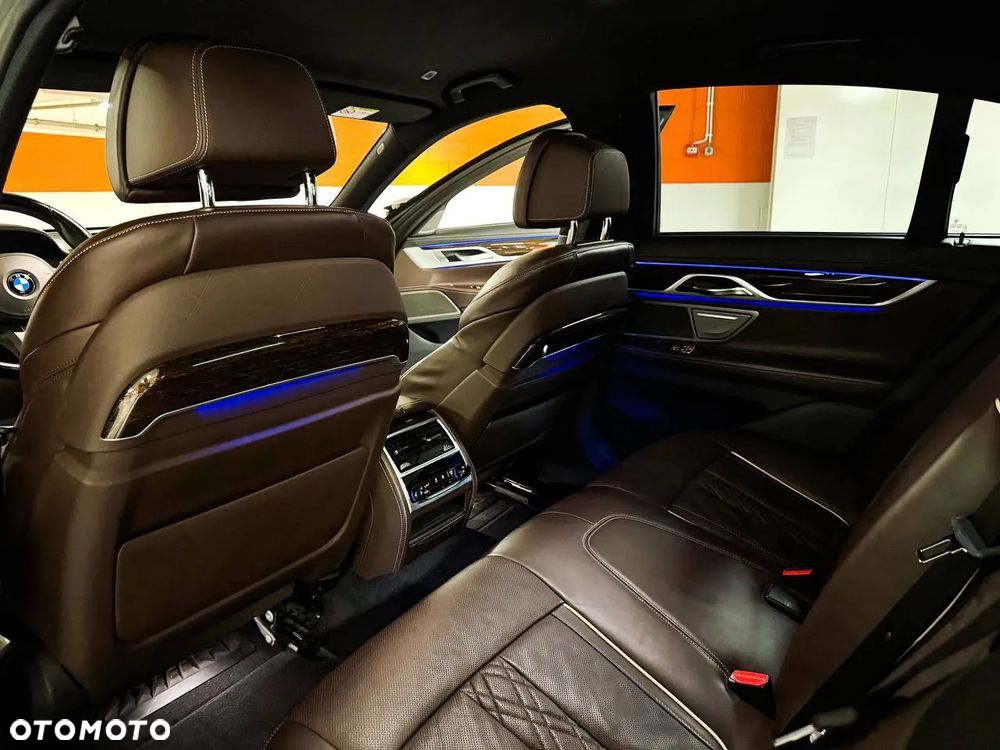 BMW Seria 7 750i xDrive - 18