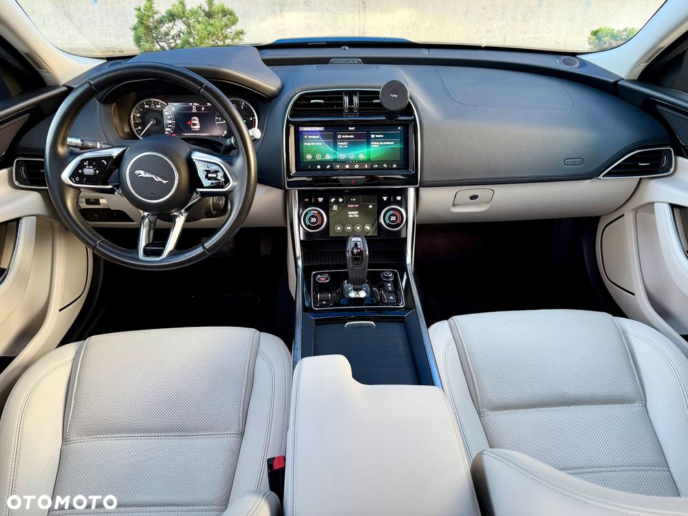 Jaguar XE D180 S - 11