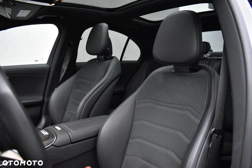 Mercedes-Benz Klasa E 220 d 4-Matic 9G-TRONIC - 12