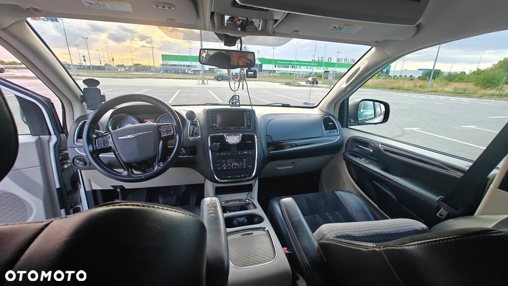 Chrysler Town & Country - 16