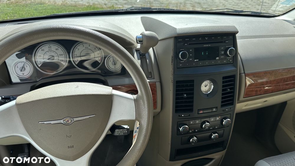 Chrysler Town & Country - 14