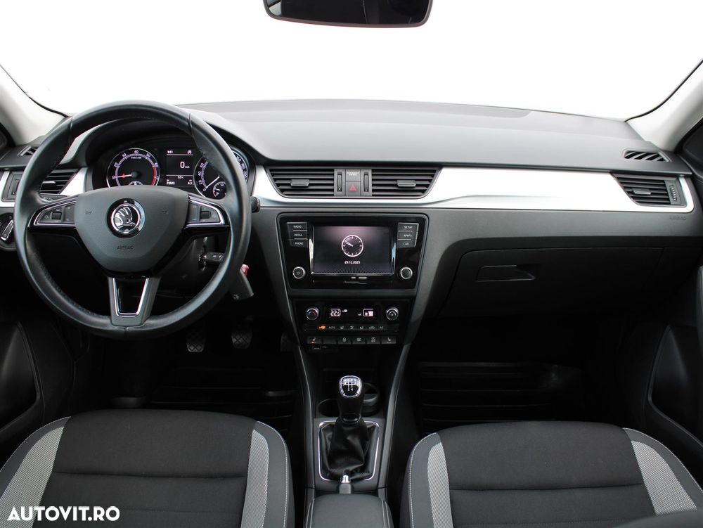 Skoda RAPID - 12
