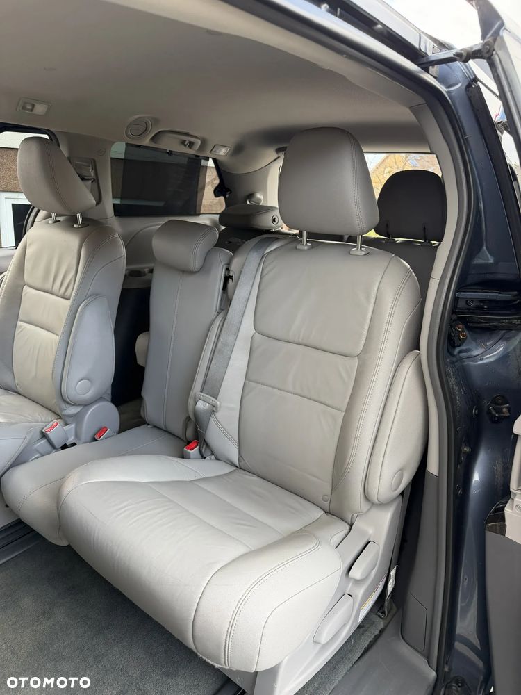 Toyota Sienna 3.5 V6 - 8