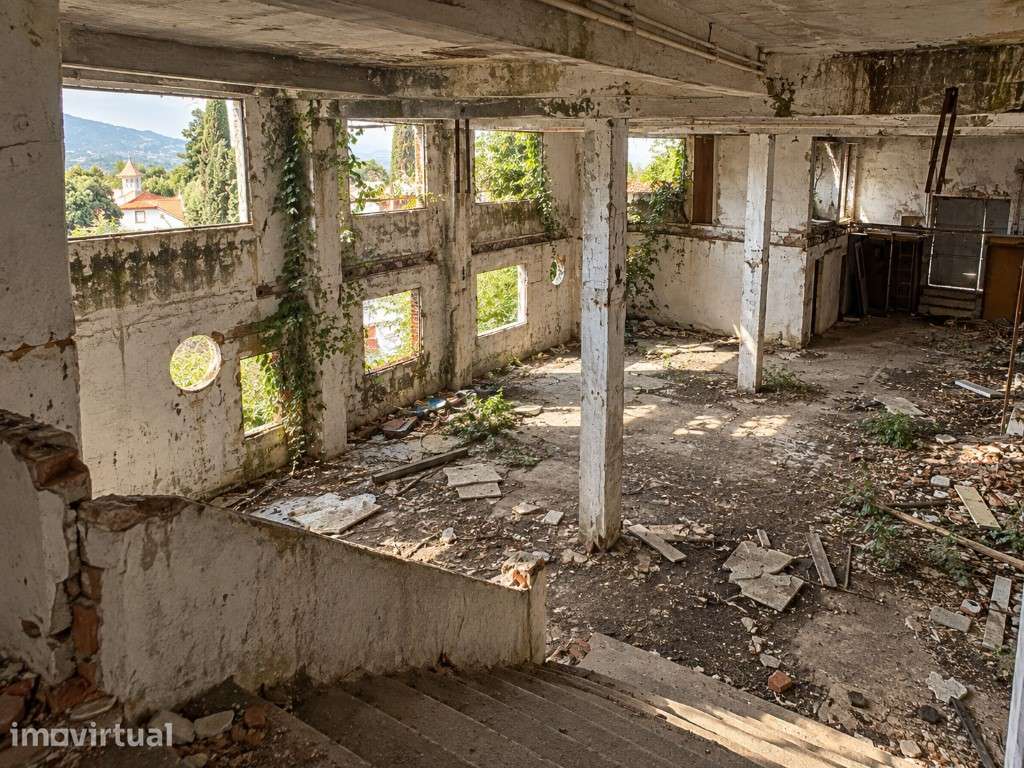Prédio inacabado de 3 pisos no centro histórico da Covilhã - Grande imagem: 3/13